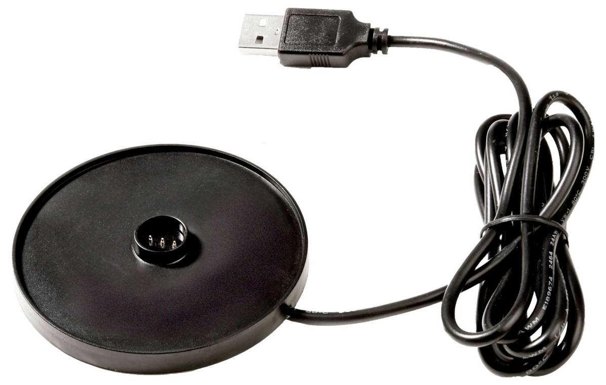 Fekete, kerek USB-töltődokk csatlakoztatott kábellel és feltekert vezetékkel fehér háttéren.