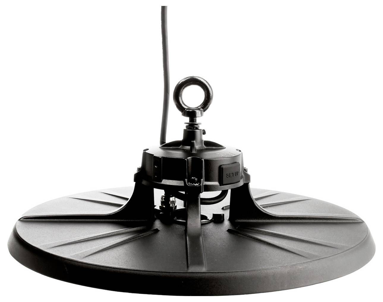 Fekete, kör alakú függőlámpa középre helyezett gyűrűvel és tápkábellel, fehér háttéren
