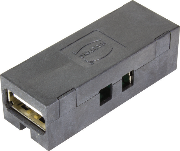 Egy fekete adapter USB-csatlakozóval, kompakt téglalap alakú, elektronikus eszközök közötti csatlakozásokhoz használatos.