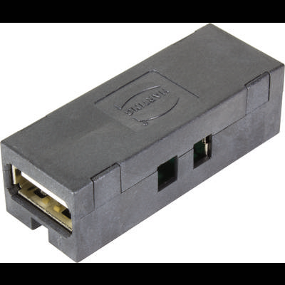 Egy fekete adapter USB-csatlakozóval, kompakt téglalap alakú, elektronikus eszközök közötti csatlakozásokhoz használatos.