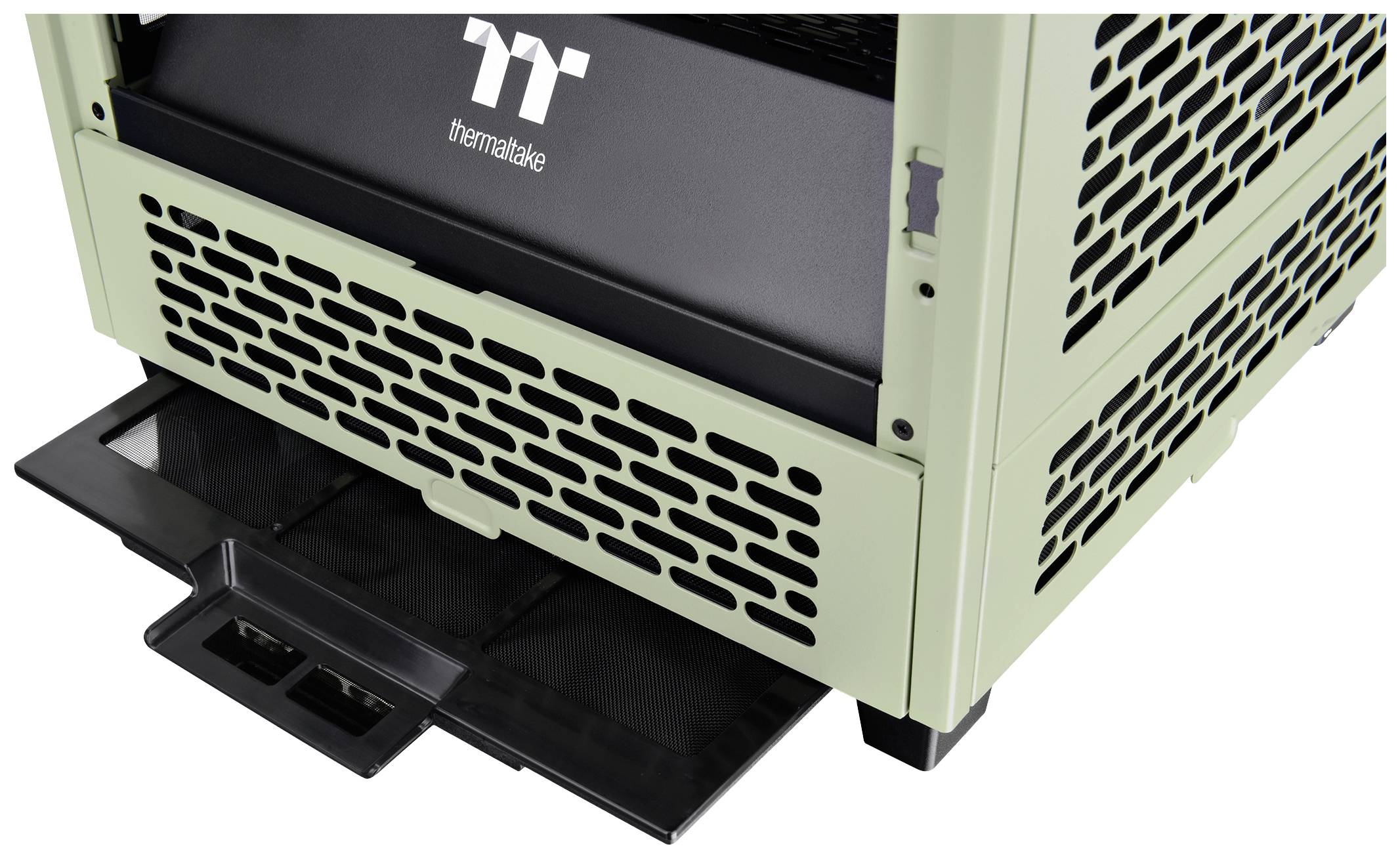 Zöld számítógépház nyitott szellőzőráccsal és kihúzható rekesszel az alsó részén, Thermaltake logóval.