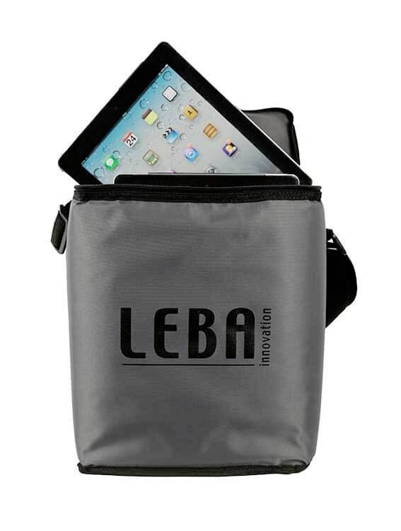 Egy szürke táska 'LEBA' felirattal, amelyből egy tablet látható, rajta képernyőn futó alkalmazásokkal.