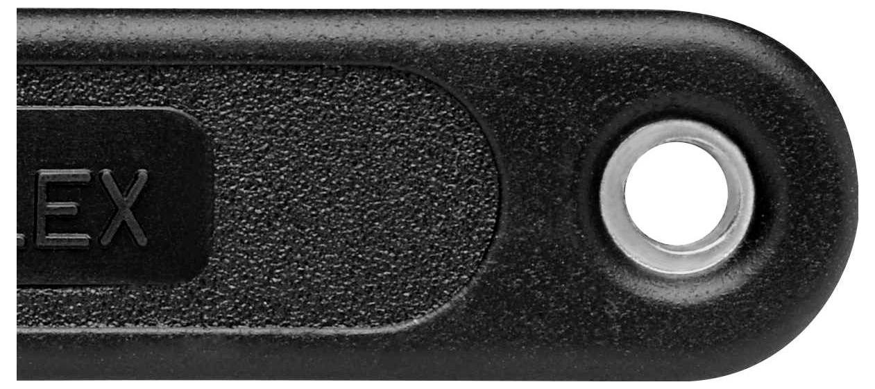 Egy fekete műanyag tárgy egy lekerekített sarkú részlete, amelyen fémfül és 'LEX' felirat látható. Valószínűleg egy szerszámmarkolat lehet.