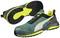 Zöld sportcipő fekete talppal, sárga akcentusokkal és fehér csíkkal az oldalán. Mutatja a talpát és a felsőrészét.
