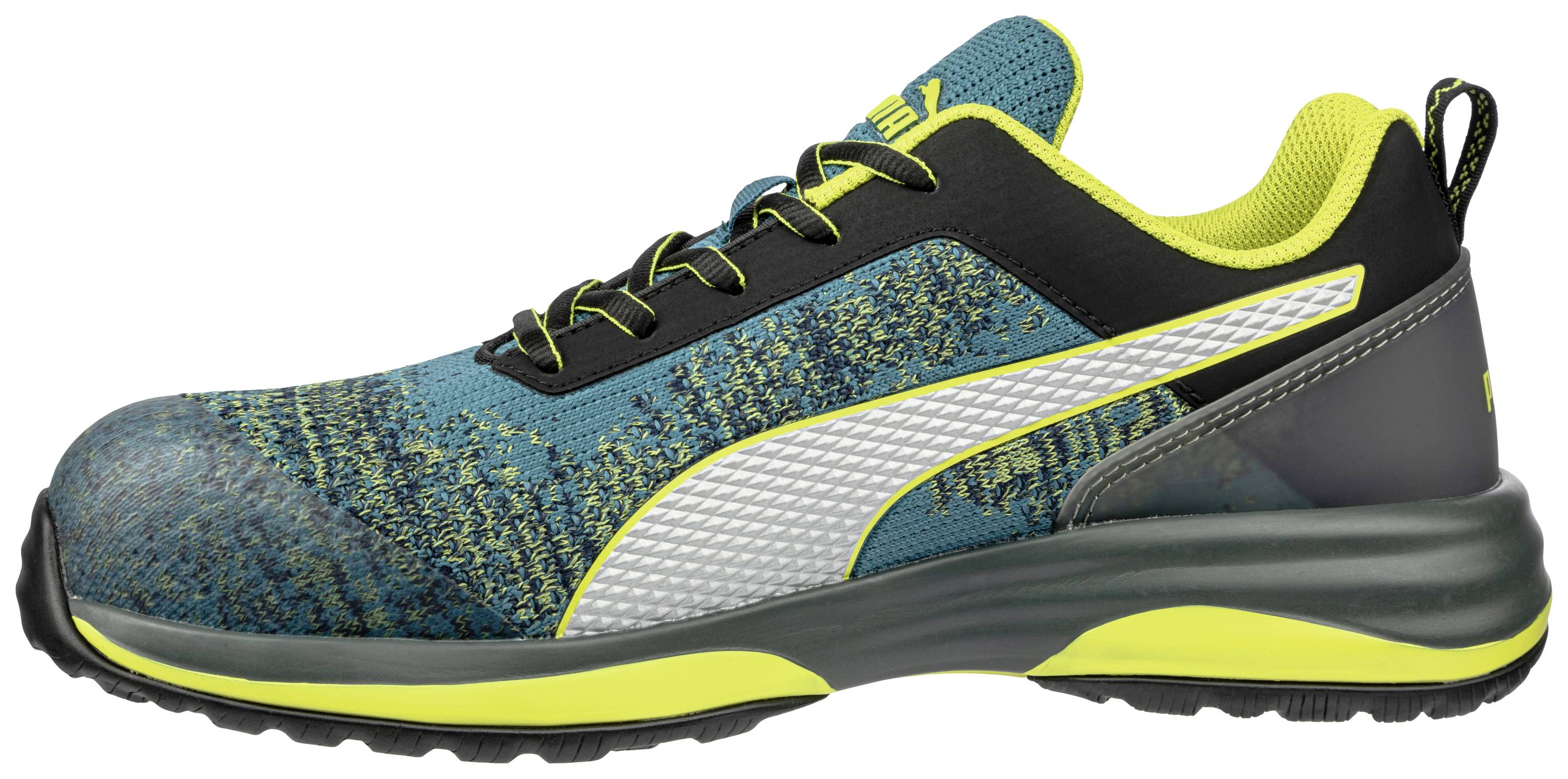 Egy türkiz színű sportcipő sárga és fekete akcentusokkal, oldalán fehér csík. A cipőnek stabil, sárga talpa van.