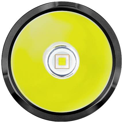 Egy sárga LED-lámpa közeli felvétele fekete foglalatban, amely a központi elektronikai komponensét mutatja.