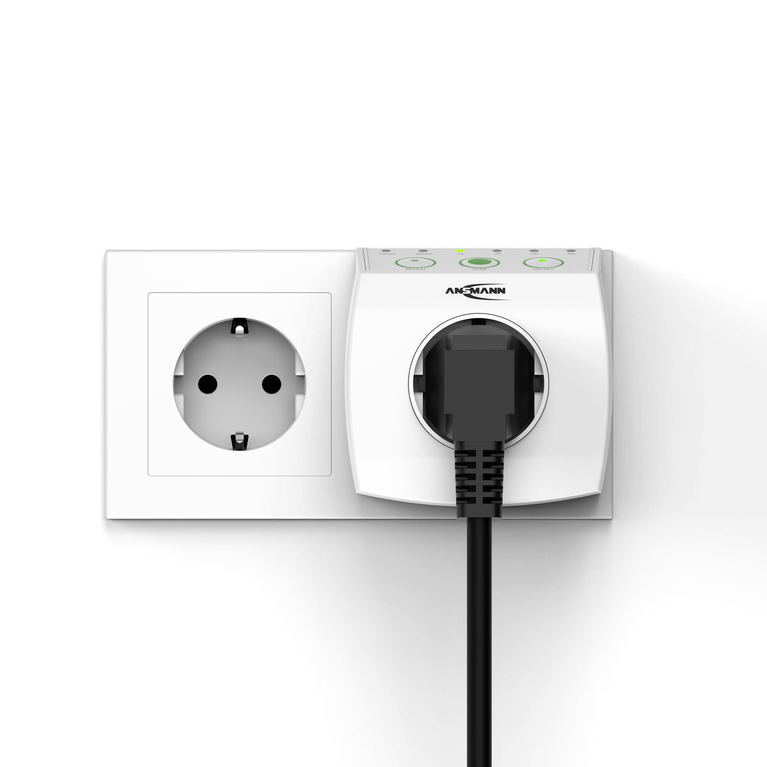 Csatlakozóaljzat egy oldalról csatlakoztatott készülékkel, világító zöld LED-ek jelzik az üzemkészséget.