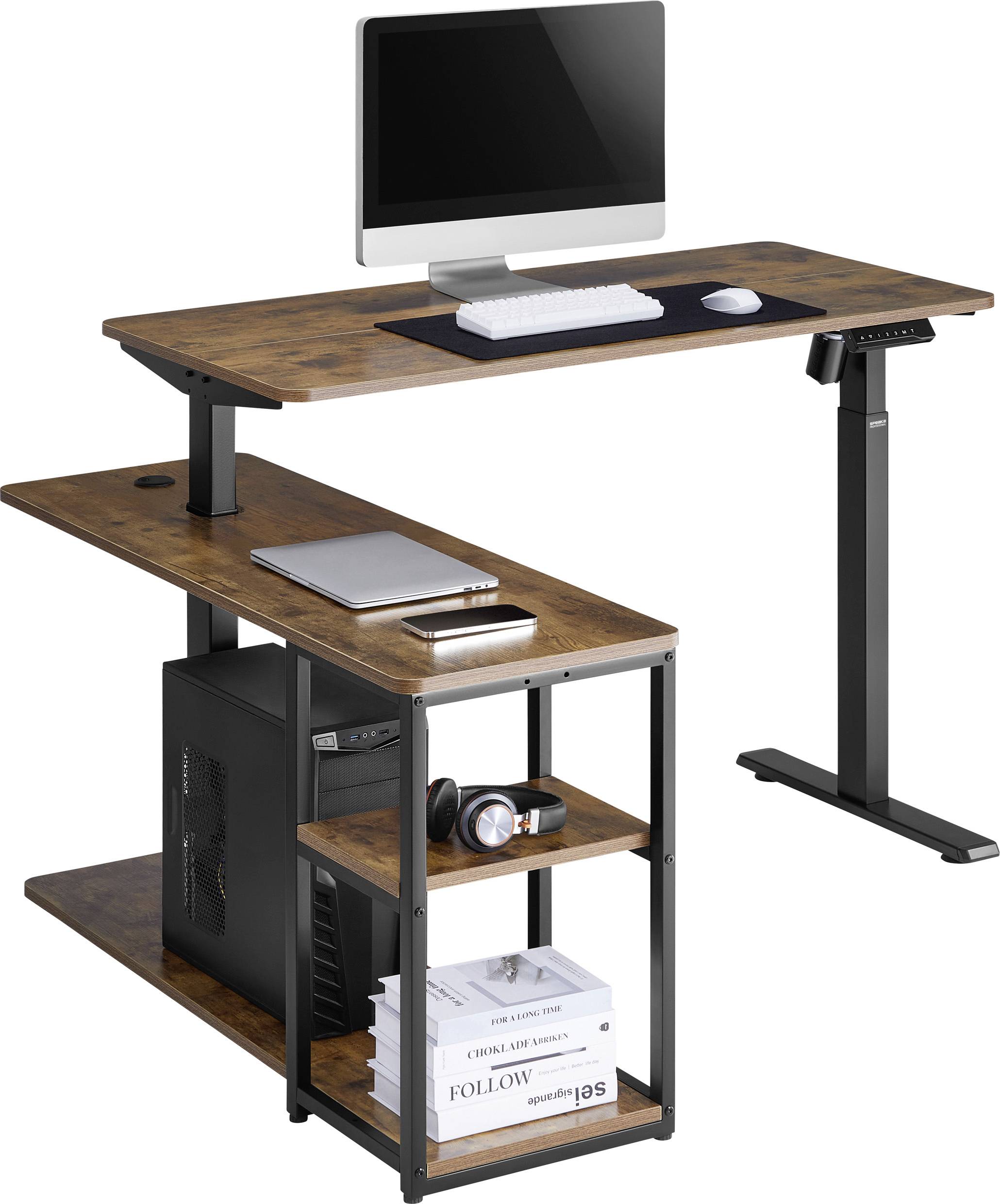 Magasságállítható íróasztal számítógéppel, billentyűzettel és egérrel az asztallapon. Oldalsó polcon laptop, PC, fejhallgató és könyvek.