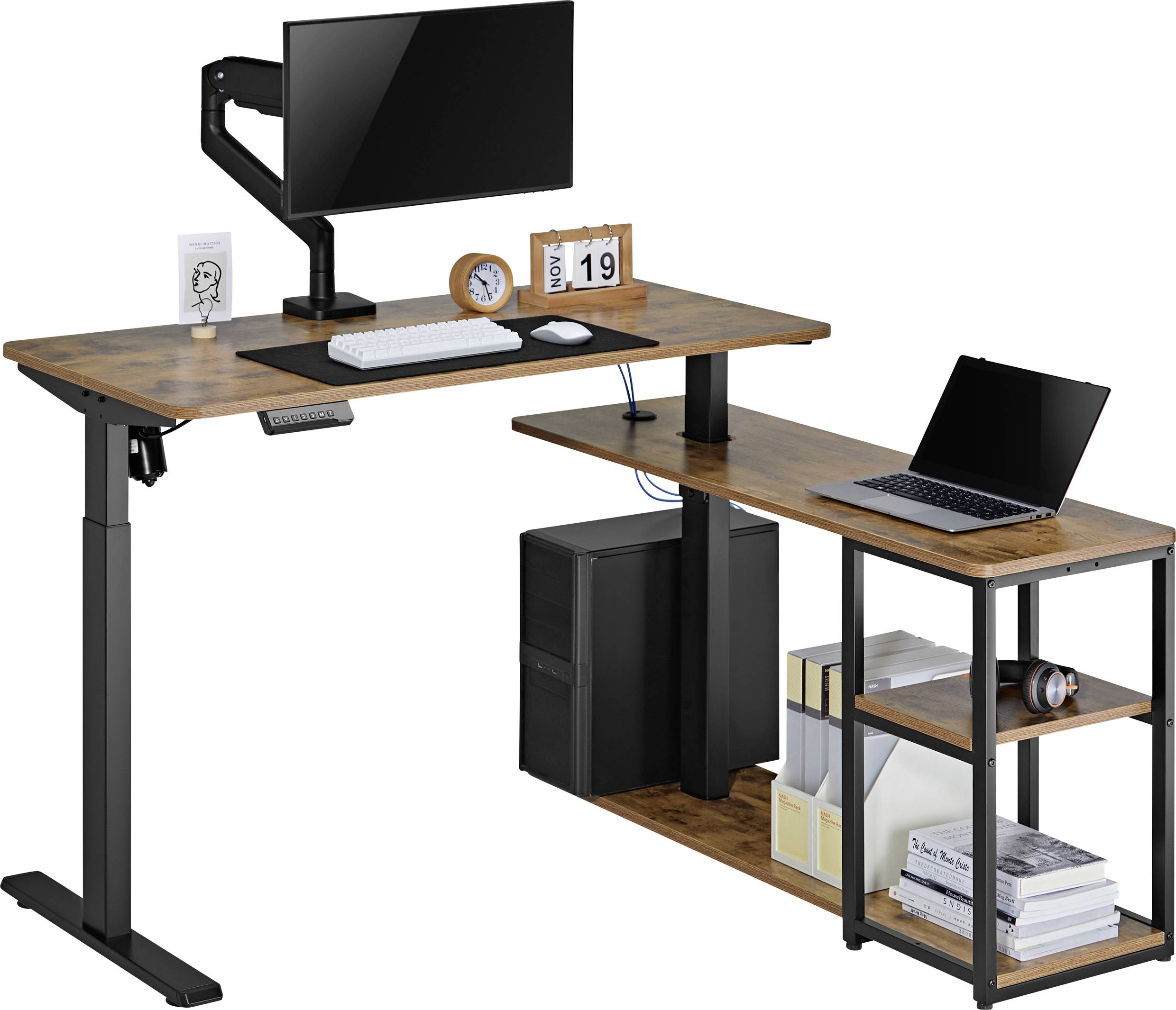 Egy magasságállítható íróasztal számítógép monitorral, billentyűzettel és laptoppal. Mellette egy könyvespolc könyvekkel és egy hangszóróval.