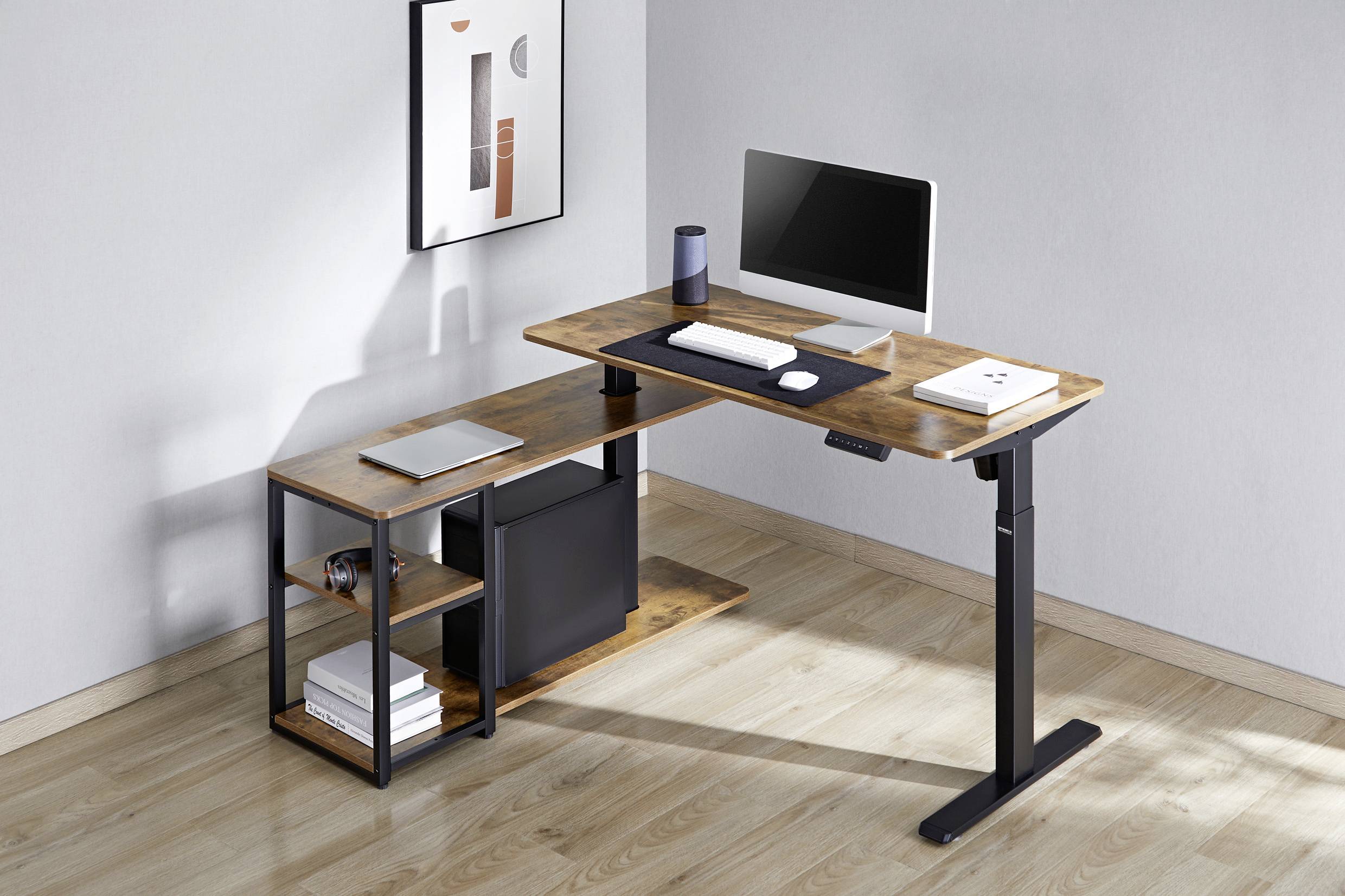 Egy magasságállítható íróasztal fa lappal, amelyen egy számítógép és irodai kellékek vannak. Jobbra egy polc laptoppal.