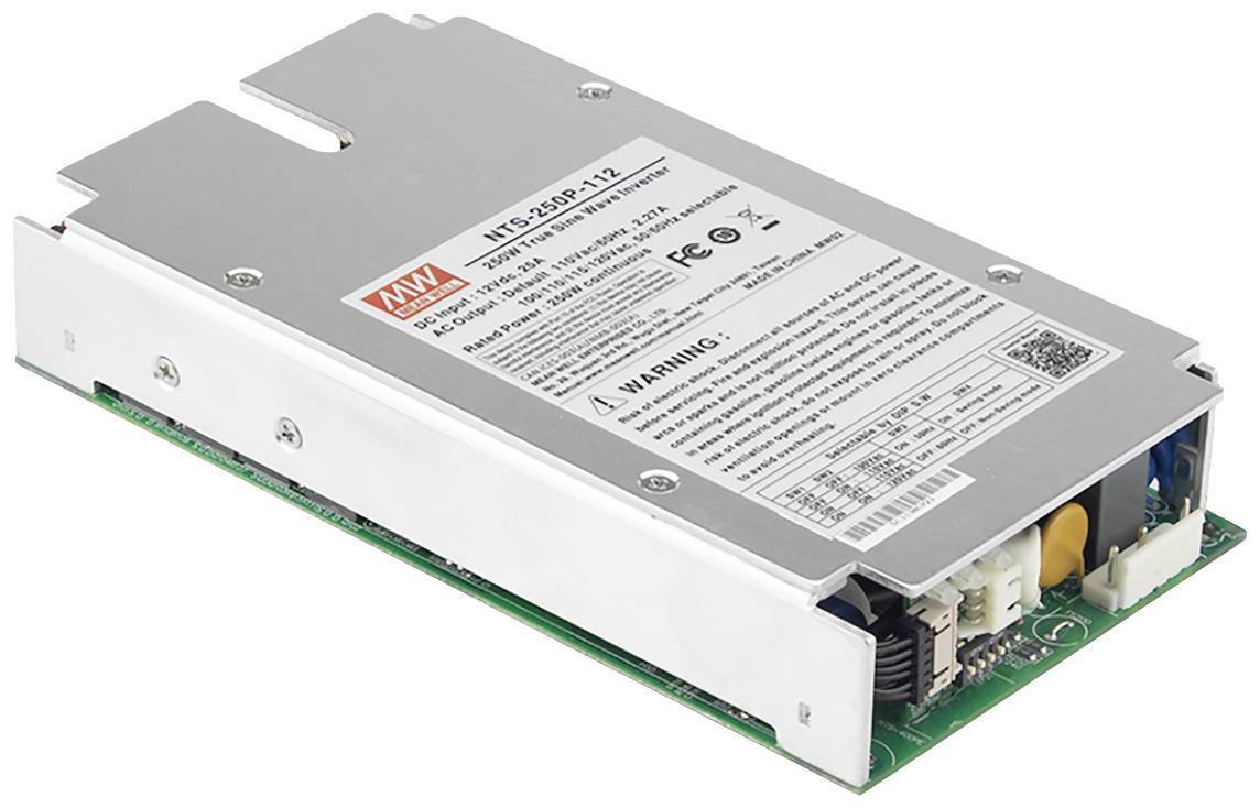 Fémes kapcsolóüzemű tápegység, amelyen műszaki adatcímke látható fehér háttér előtt.