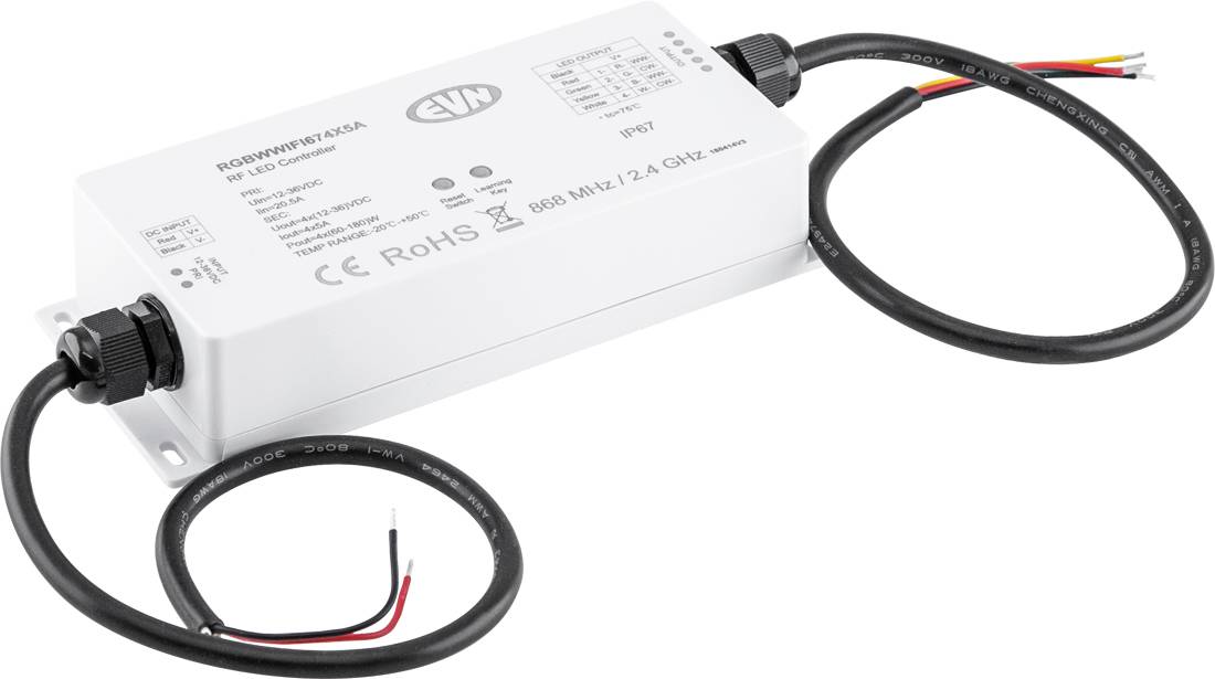 Fehér LED-meghajtó tápellátás csatlakoztatott fekete kábellel és feltárt vezeték végekkel, fehér háttéren megjelenítve.