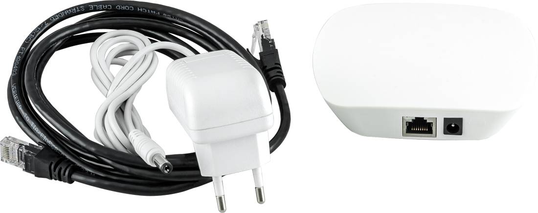Fehér hálózati router Ethernet és tápellátási portokkal, amelynek mellett egy feltekert fehér és fekete kábel látható európai dugóval és csatlakozó érintkező végekkel.