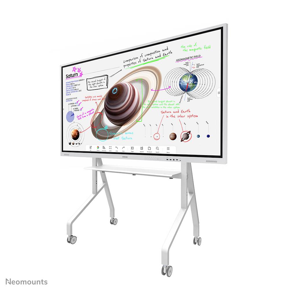 Egy interaktív tábla a Naprendszer diagramját mutatja, szövegekkel és jelölésekkel Szaturnuszról és más bolygókról.