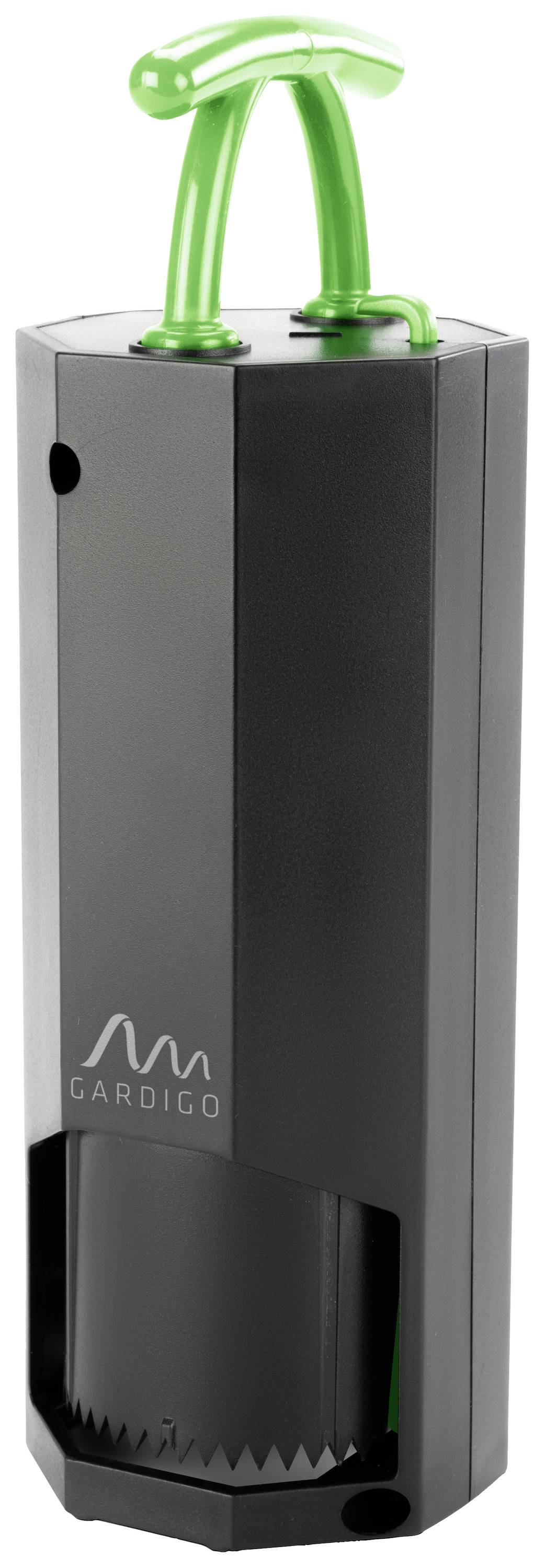 Egy zöld, kerek eszköztartó egy fekete, hatszögletű házban, a 'Gardigo' logóval. Kerti eszközökhöz alkalmas.