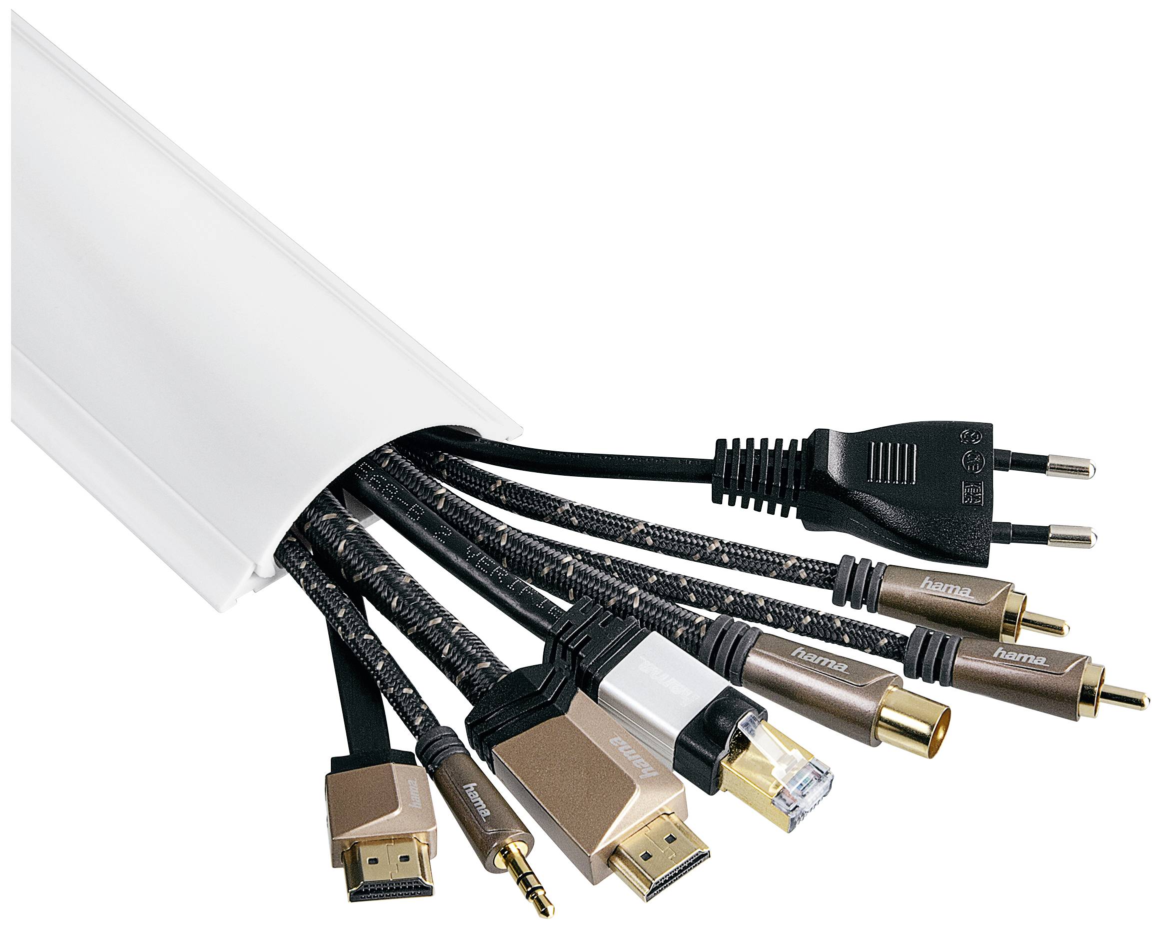 Több kábel, köztük HDMI, Ethernet és tápkábel lóg ki egy fehér kábelcsatorna-burkolatból.