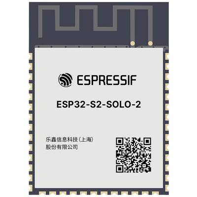 ESP32-S2-SOLO-2 mikrovezérlő az Espressif-től, téglalap alakú alkatrész jobb alsó sarkában QR-kóddal, alkalmas vezeték nélküli alkalmazásokhoz.