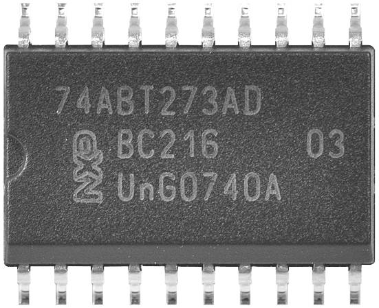 Integrált áramkör '74ABT273AD BC216 Un60740A' felirattal. Több lábú elektronikai alkatrész.