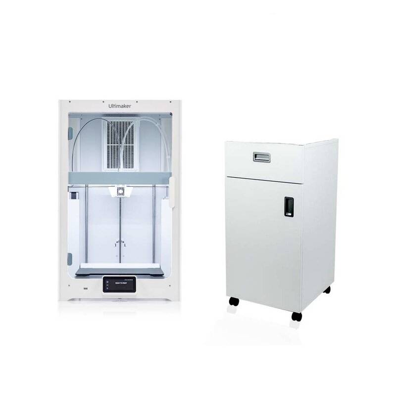 Egy fehér 3D-nyomtató egy kerekekkel ellátott fehér szekrény mellett, fehér háttérfelületen.