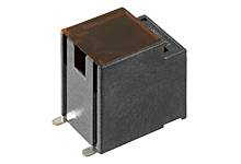 Egy fekete, hasáb alakú elektronikai csatlakozó két fém érintkezővel az alsó felületén.
