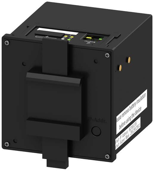 Egy fekete elektronikus eszköz digitális kijelzővel, gombokkal és csatlakozókkal. Elemhasználatra vonatkozó matricák lent, jobb oldalon.