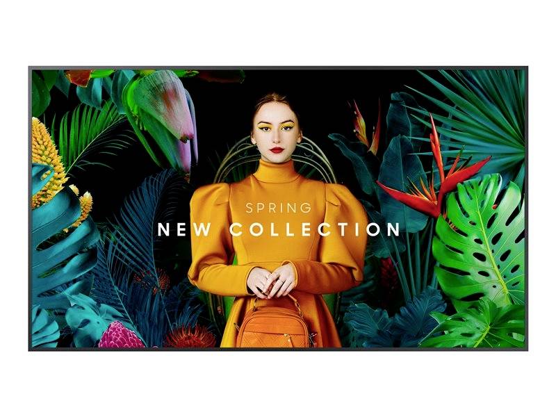 Narancssárga ruhás nő hátizsákkal, trópusi levelek között. Szöveg: Tavaszi Új Kollekció.