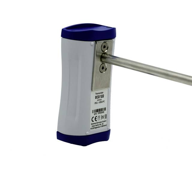 Egy ECO 122 modelljelzésű, CE-jellel és specifikációkkal ellátott fémrúddal és kék műanyag házzal rendelkező hőmérsékletérzékelő.