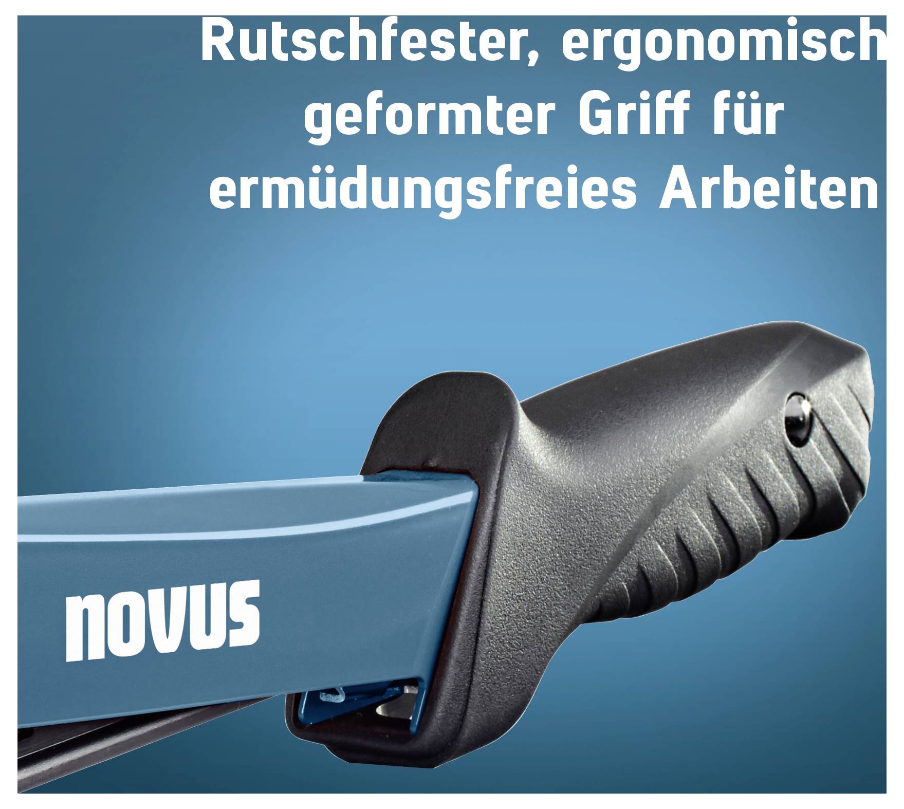 Egy Novus tűzőgép közeli felvétele csúszásmentes, ergonomikusan formázott fogantyúval; szöveg: 'Csúszásmentes, ergonomikusan formázott fogantyú a fáradságmentes munkavégzéshez'.