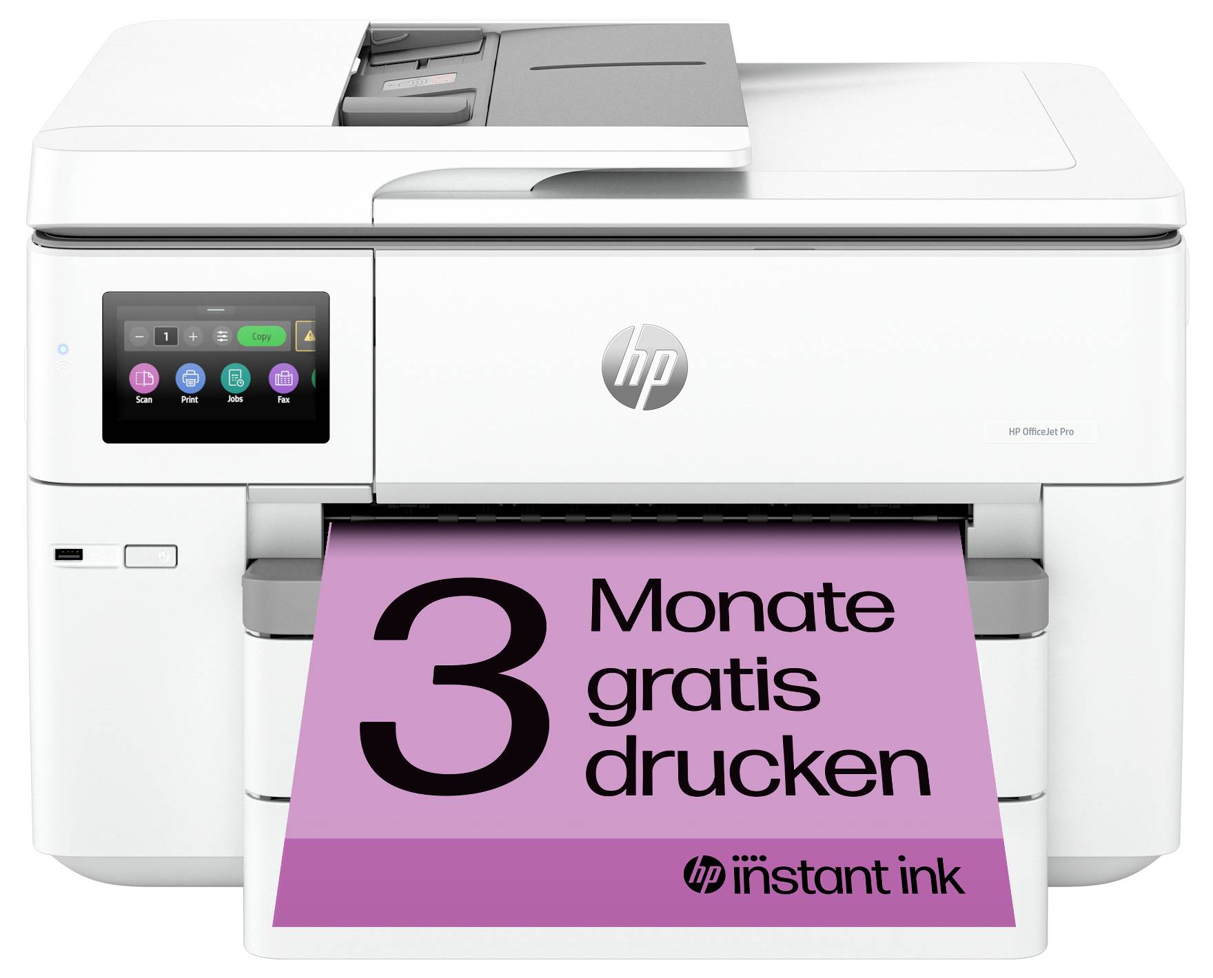 Fehér HP minden-az-egyben nyomtató, amely elölnézetből látható, egy rózsaszín promóciós lapot nyomtat, amelyen a "3 Monate gratis drucken" és "hp instant ink" szöveg olvasható.