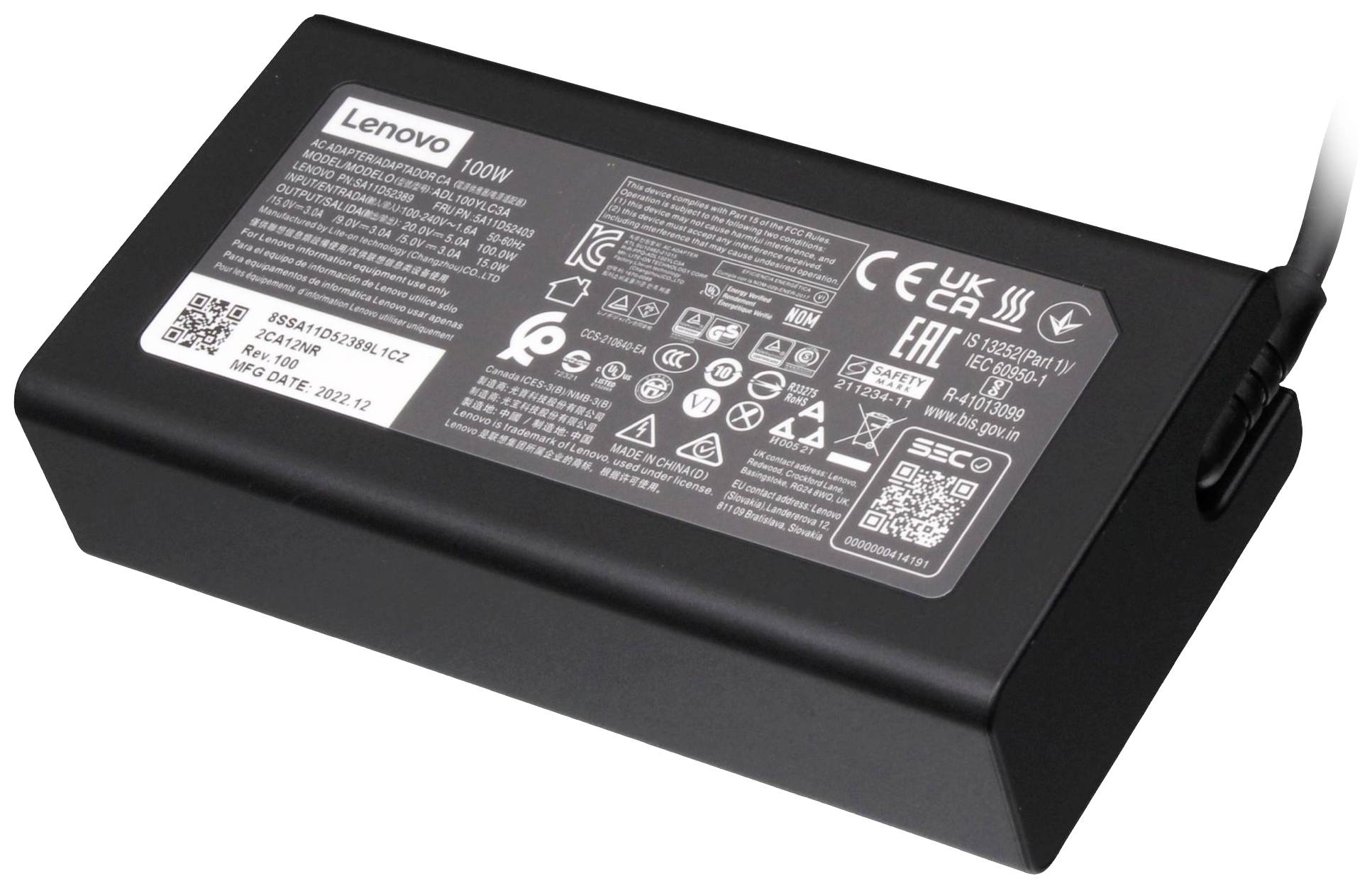 Fekete laptop-tápegység több biztonsági szimbólummal és műszaki információval. A gyártó logója 'Lenovo' és a teljesítményadat '100W'.