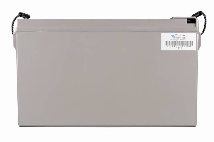 Szürke, téglalap alakú tároló egy vonalkód-matricával a jobb oldalán. A felső szélén mindkét oldalon két fekete fogantyú található.