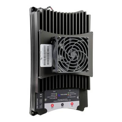 Egy fekete DC-DC átalakító hűtőbordákkal és ventilátorral, amely alkalmas feszültségszabályozásra és áramátalakításra elektronikai rendszerekben.