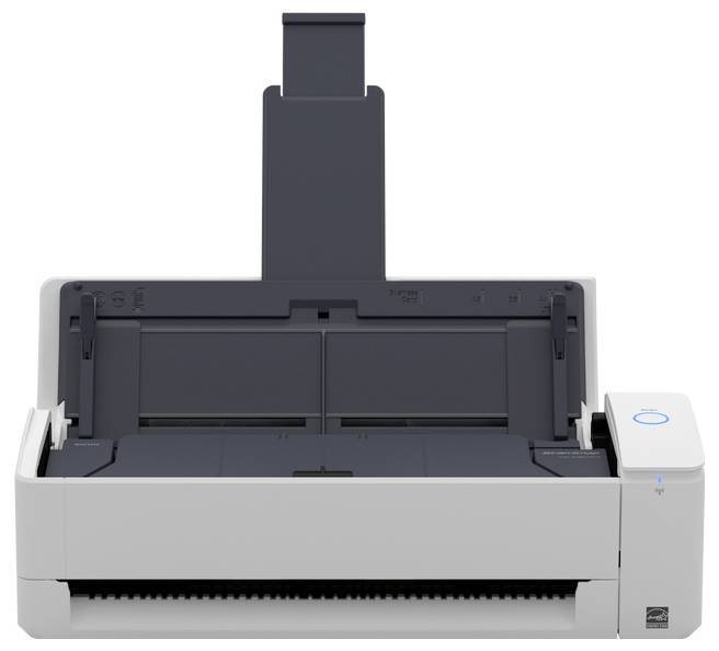 Egy fehér és sötétszürke dokumentumszkenner nyitott papírtálcával és kék bekapcsoló gombbal, készen több oldal beolvasására.