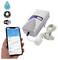 Egy Wi-Fi csatlakozási lehetőséggel rendelkező vízszivárgás-detektor látható. Az okostelefon a detektor alkalmazási felületét jeleníti meg, amely az eszköz állapotát mutatja.
