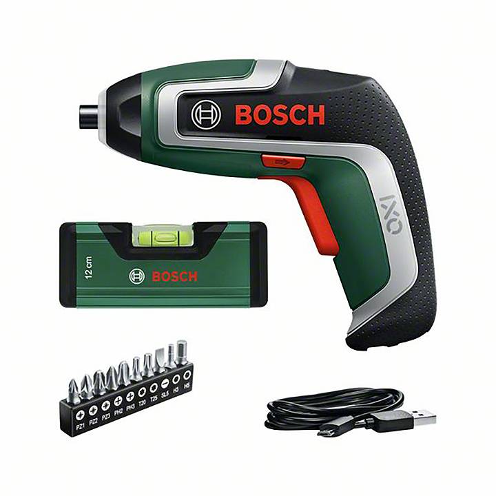 Egy Bosch akkus csavarozó tartozékokkal: vízmérték, csavarozó bitek és USB-töltőkábel, fehér háttérben lefényképezve.