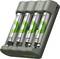 Egy négyféle AA-elemet töltő akkumulátortöltő, amelybe éppen elemek vannak behelyezve. A töltő szürke színű, zöld részletekkel.