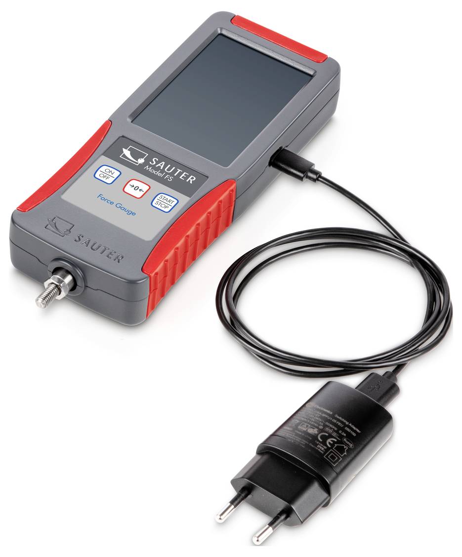 Hordozható mérőkészülék kijelzővel és piros házzal, töltőkábelhez csatlakoztatva. A márkanév látható az előlapján.