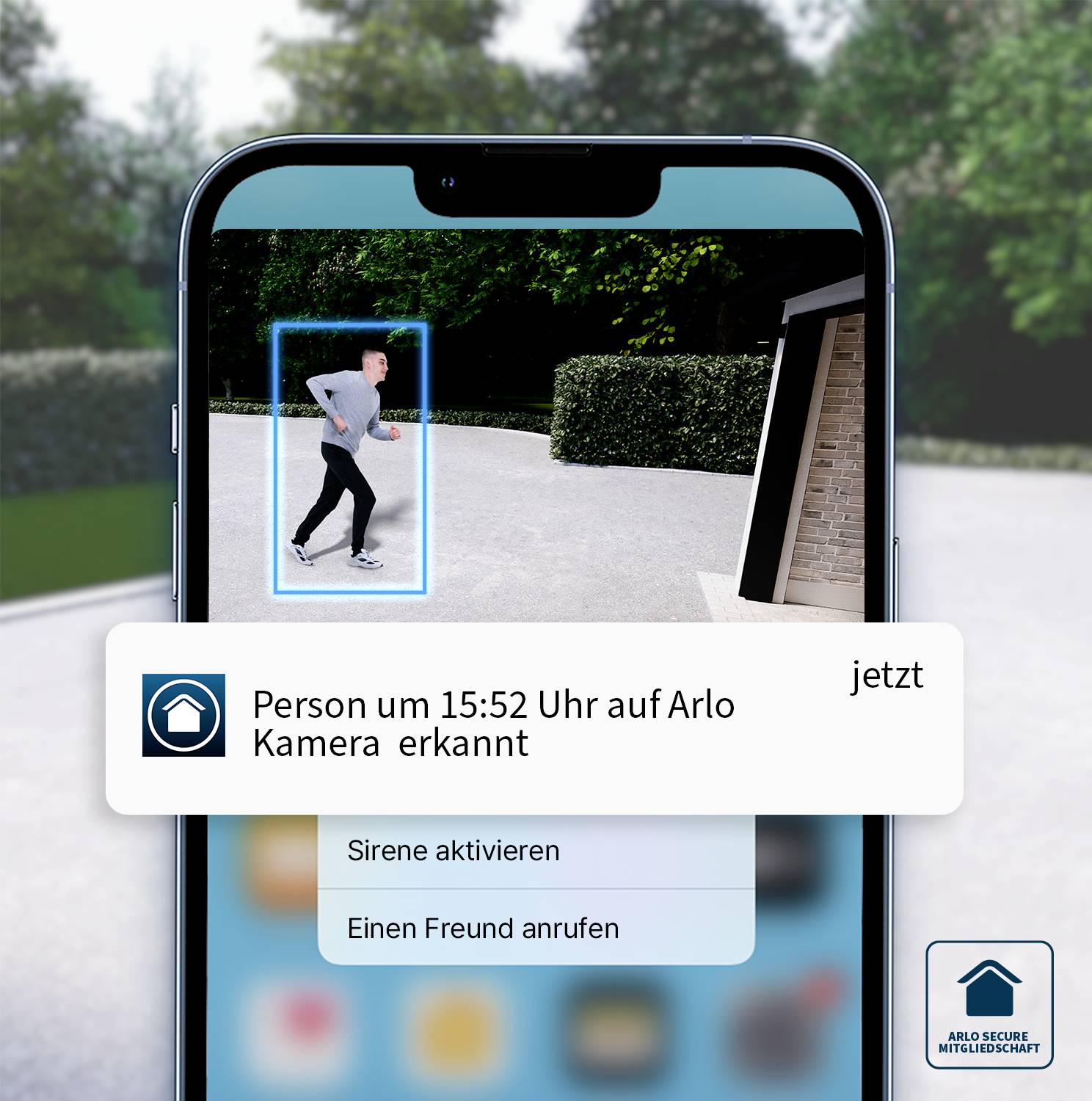 Egy smartphone képernyőjén értesítés látható: 'Személy észlelve az Arlo kamerán 15:52-kor'. A háttérben egy ember fut a szabadban.