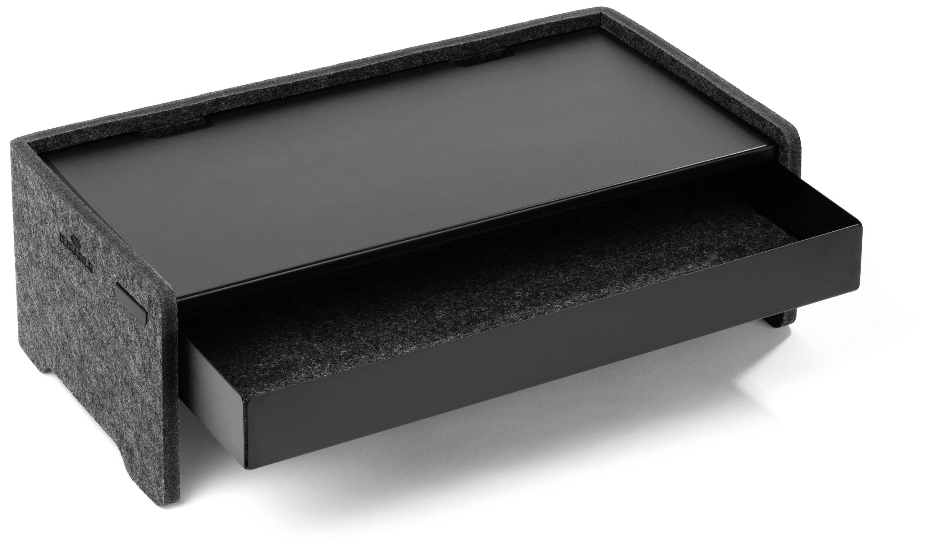 Egy fekete, téglalap alakú íróasztal-kiegészítő, amelynek kihúzható fiókja kisméretű irodai kellékek tárolására szolgál.