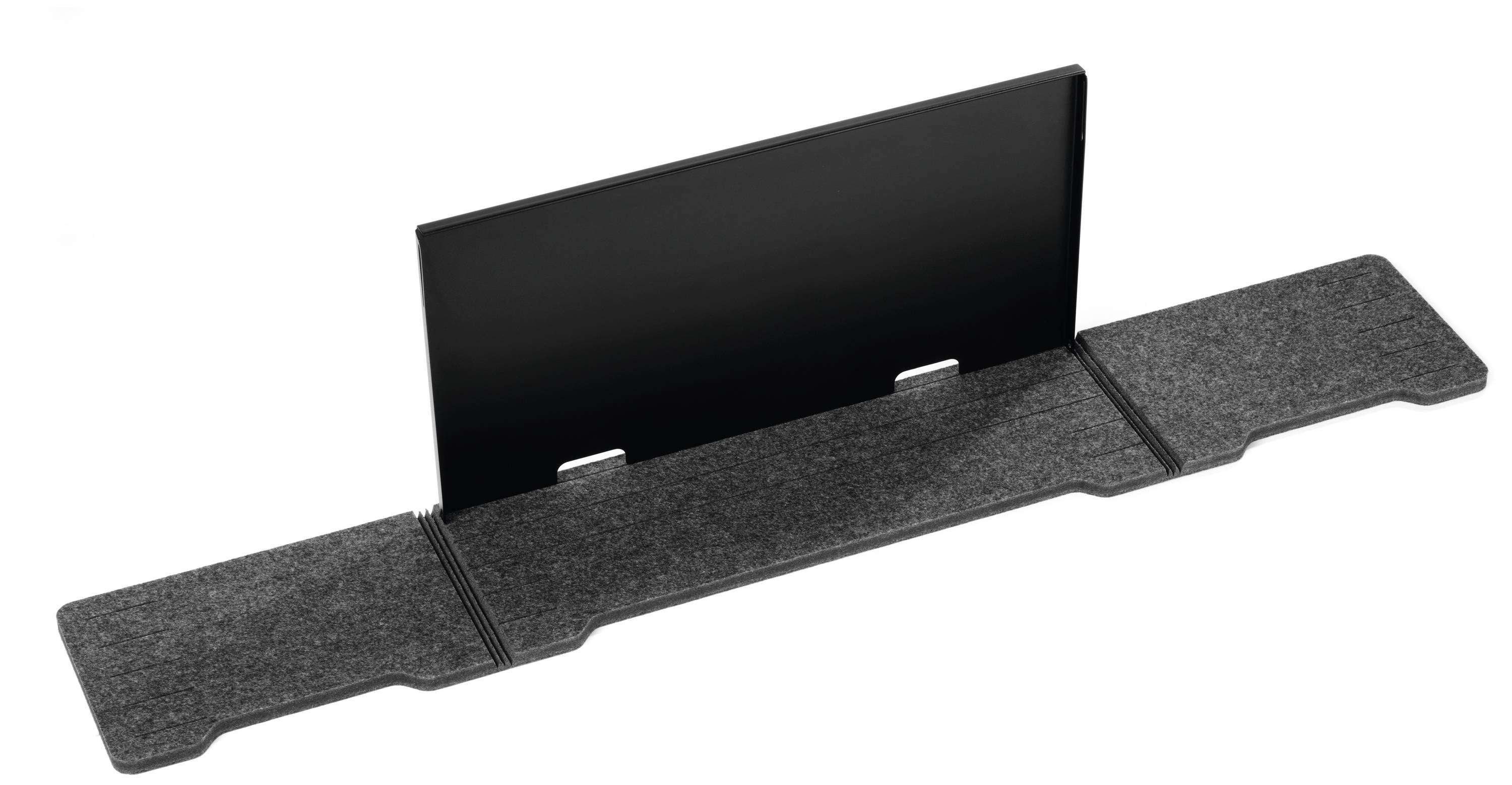 Egy fekete asztali térelválasztó, két oldalt szürke textil fallal, amely akusztikai szigetelést és magánszférát biztosít.