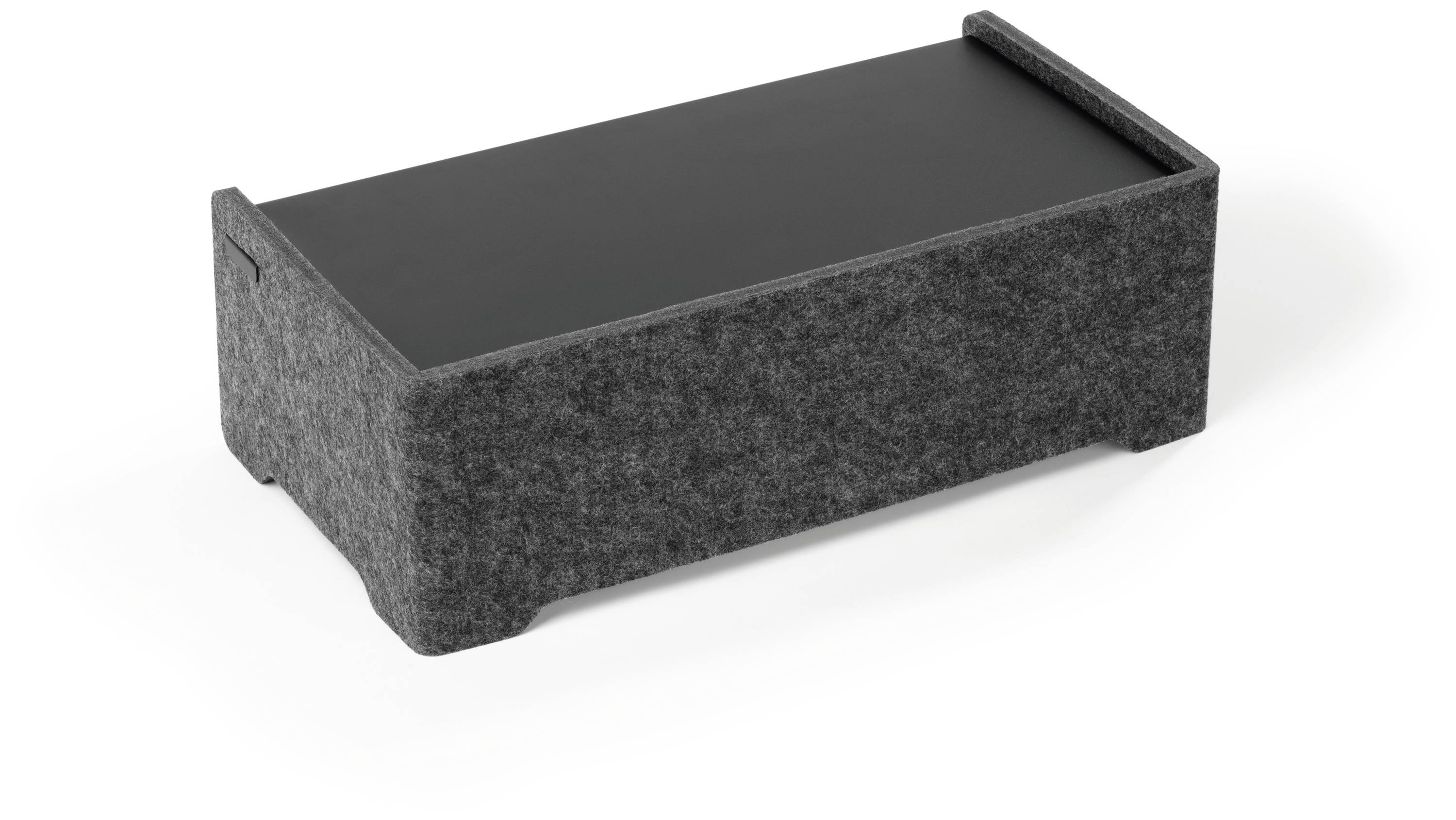 Téglalap alakú, szürke filc rendszerező betét fekete felső részszel, amelyet tárgyak felületen történő rendezésére és magasításra használnak.
