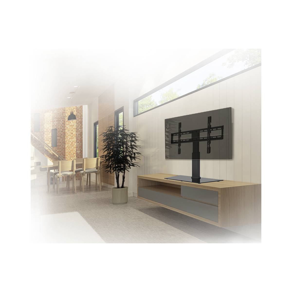 Nappali lapos képernyős televízióval a falon, világos berendezéssel, nagy étkezőasztallal a háttérben, és egy nagy szobanövénnyel balra.