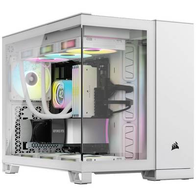Egy PC átlátszó házban mutatja az RGB-megvilágítású ventilátorokat és komponenseket, beleértve a 'GeForce RTX' grafikus kártyát.