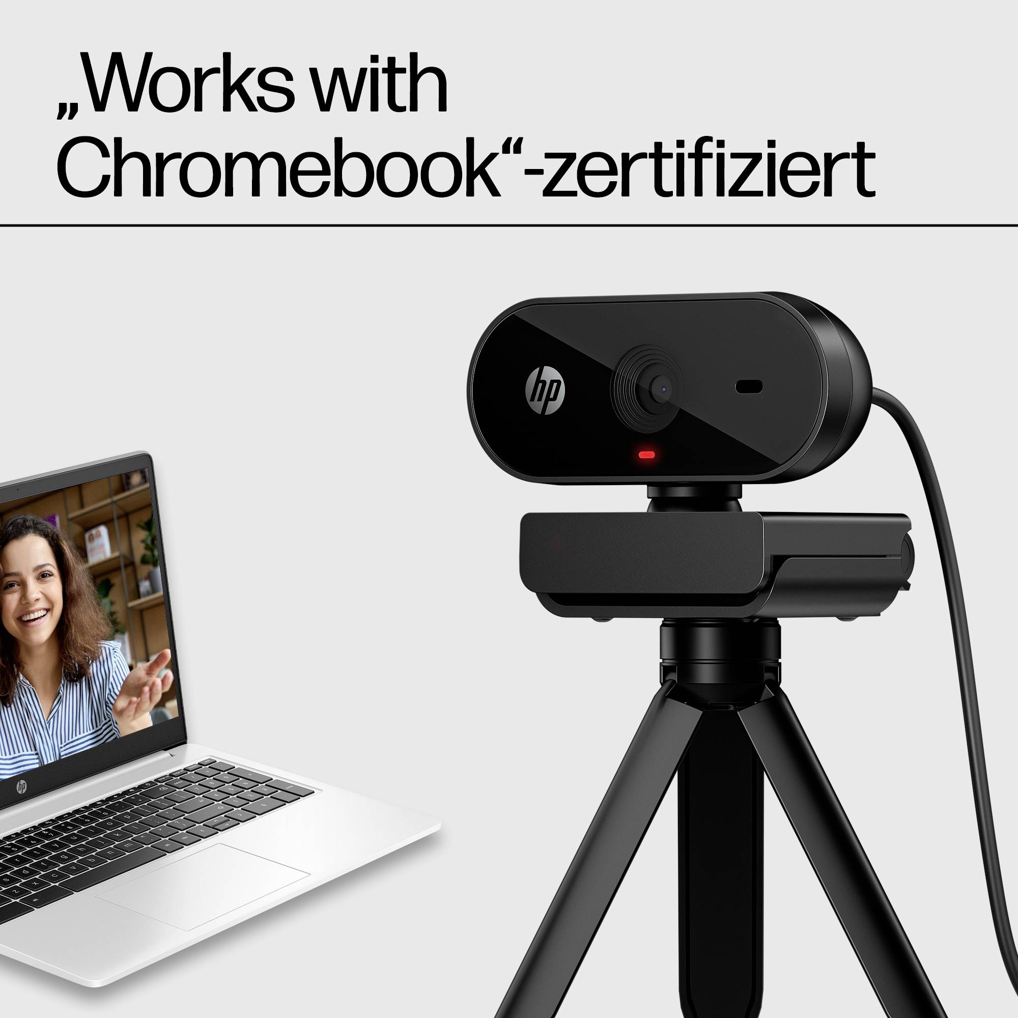 Egy webkamera egy állványon áll. A webkamera mellett egy laptop látható, amelynek képernyőjén egy nő szerepel. Felül olvasható a „Works with Chromebook" tanúsítvány szövege.