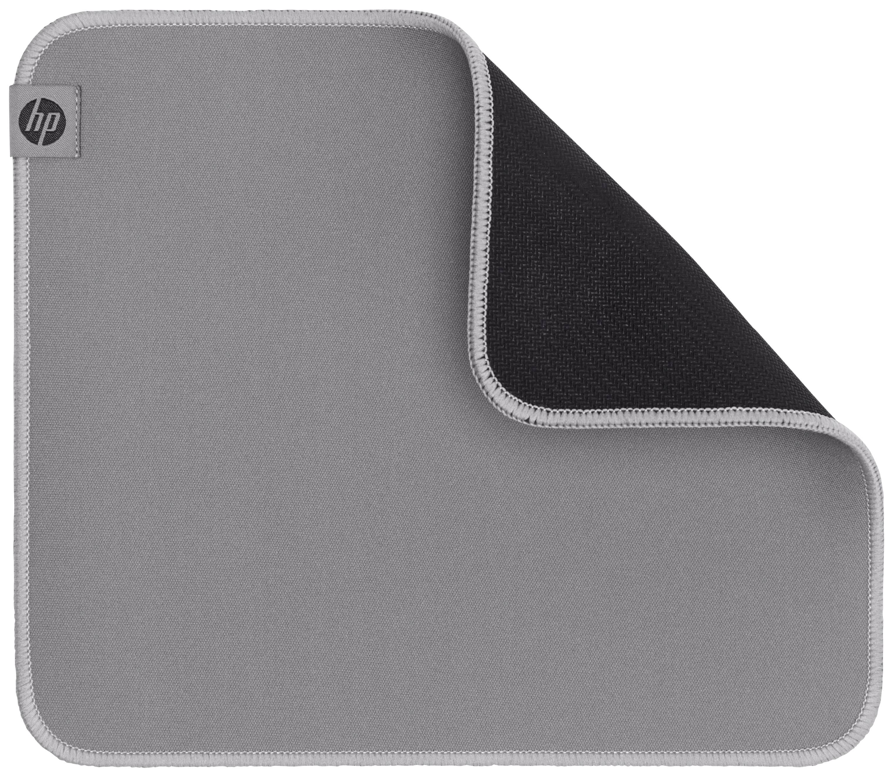 Egy szürke HP-egérpad, félig felhajtva, mutatja a fekete hátoldalát.