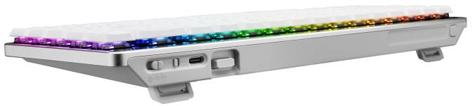 Egy mechanikus billentyűzet oldalnézete RGB-megvilágítással. A billentyűk fehérek, a ház ezüstszínű.
