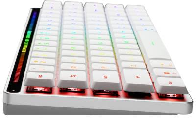 Egy RGB-világítású mechanikus billentyűzet fehér, lapos gombokkal, amelyeken egyedi fényű világítás látható különböző színekben.