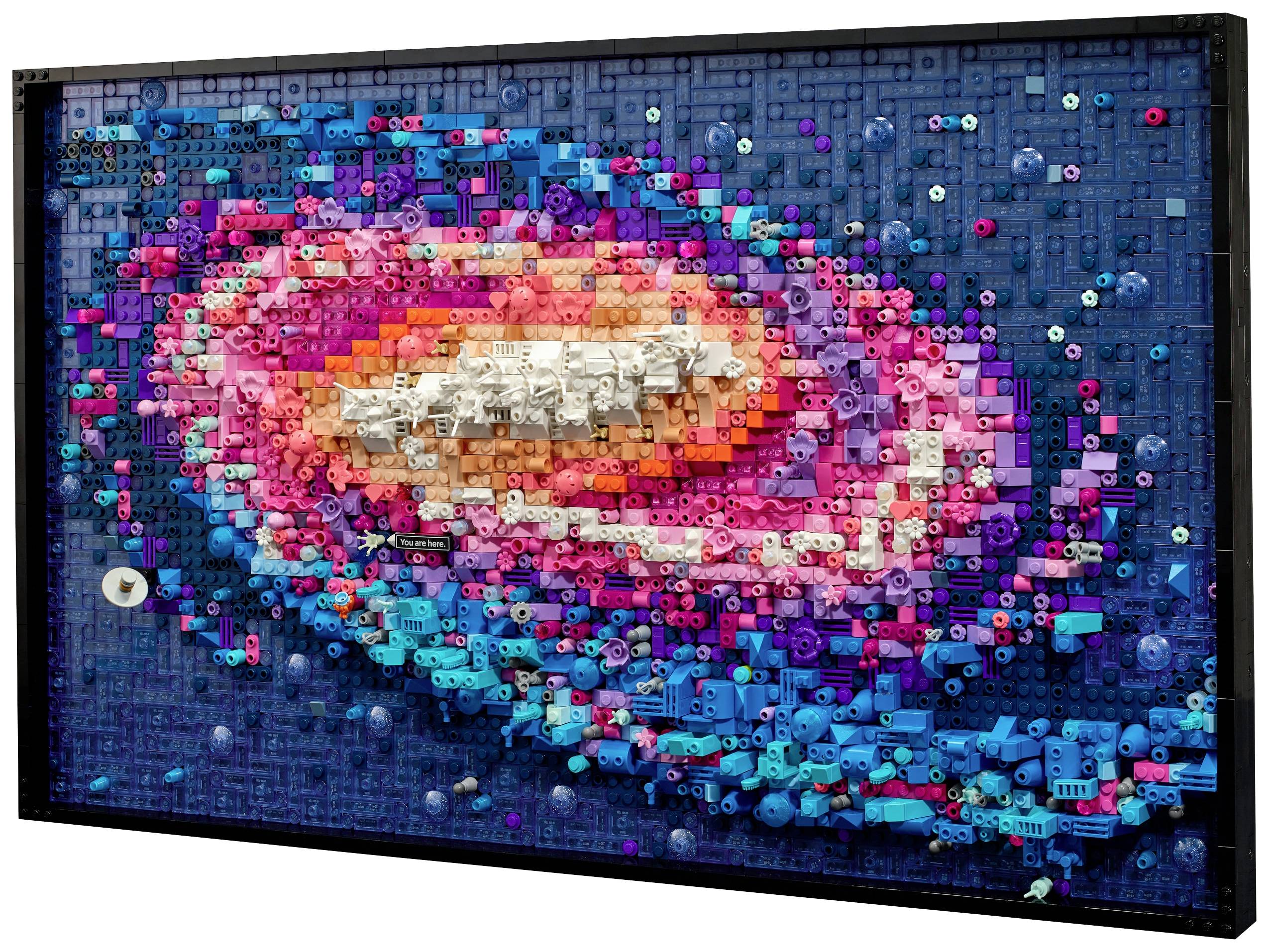 Színes LEGO-mozaik, amely egy fényes középponttal és spirális karokkal rendelkező galaxist ábrázol.