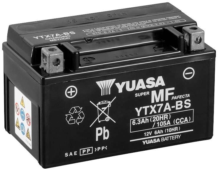 Fekete autóakkumulátor 'YUASA MF YTX7A-BS' felirattal, 12V 6Ah. Veszélyjelző és újrahasznosítási szimbólumok láthatók rajta.