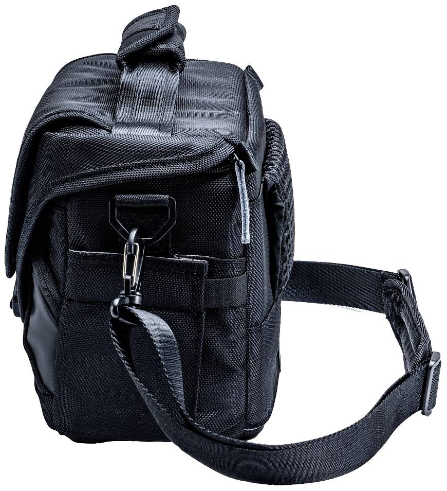 Fekete fényképezőgép-táska vállpánttal, oldalsó zsebbel és egy karabinerrel, amellyel biztonságosan rögzíthetők a tartozékok.